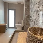 Sea Breeze Modern With A Refreshing Balcony View Apartamento Charaki