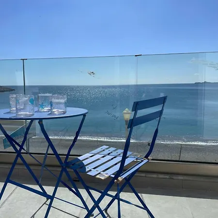 Apartamento Sea Breeze Modern With A Refreshing Balcony View Charaki
