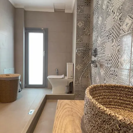 Sea Breeze Modern With A Refreshing Balcony View Apartman Haráki