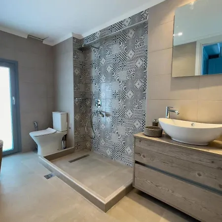 Sea Breeze Modern With A Refreshing Balcony View *