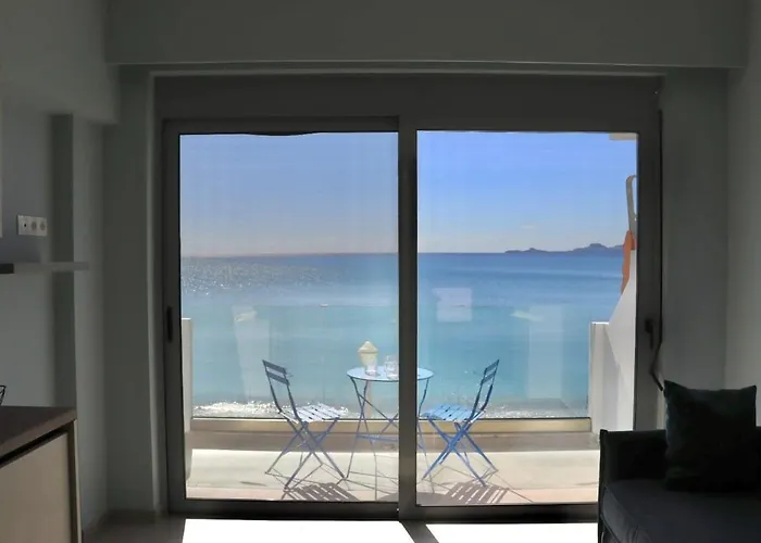 Sea Breeze Modern With A Refreshing Balcony View Lägenhet