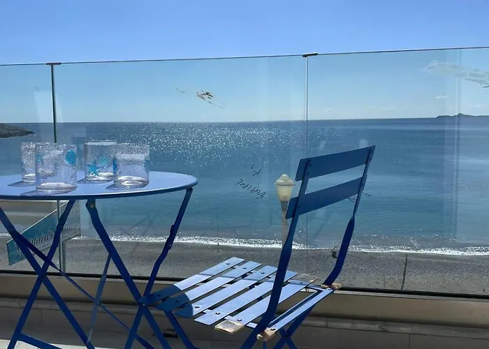 Lägenhet Sea Breeze Modern With A Refreshing Balcony View Haraki