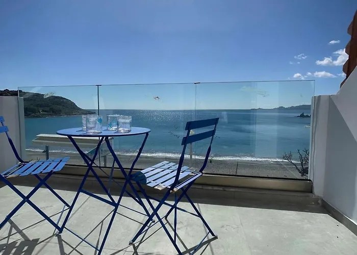 Sea Breeze Modern With A Refreshing Balcony View Lejlighed