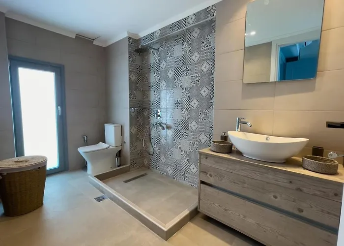 Sea Breeze Modern With A Refreshing Balcony View *